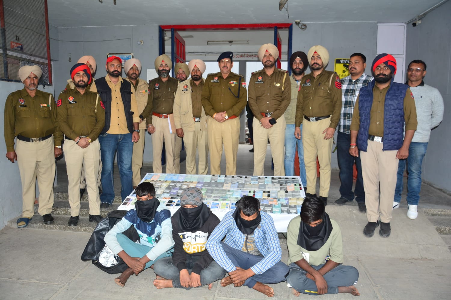 अंतर्राज्यीय चोर गिरोह के चार सदस्य गिरफ्तार, 131 मोबाइल फोन बरामद